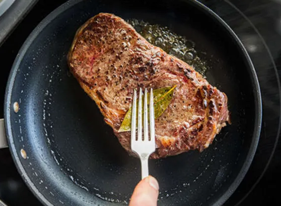 Говяжий стейк на сковороде