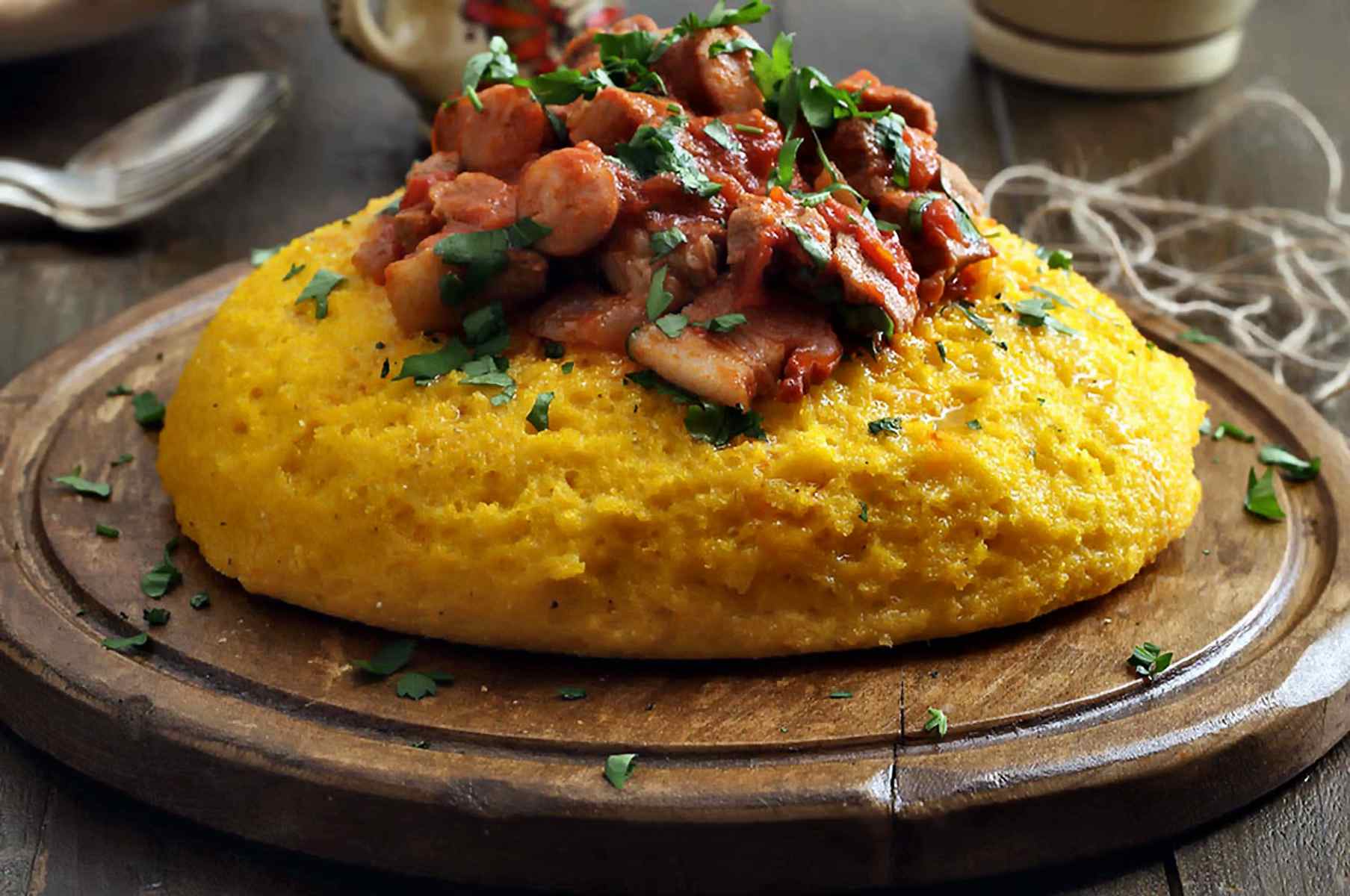 Мамалыга с брынзой и шкварками