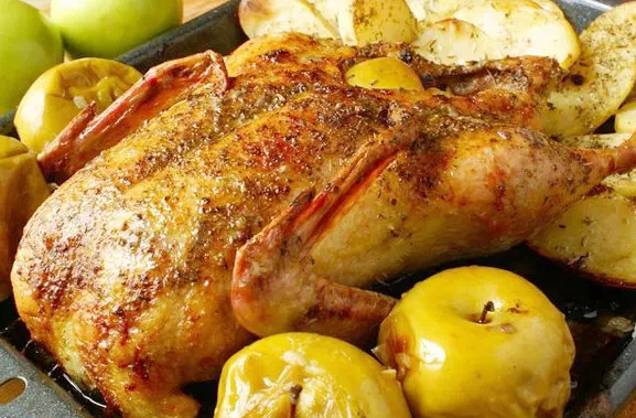 Запеченый индюк с яблоками в духовке