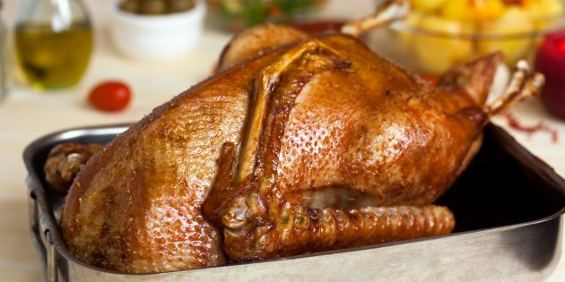 Запечённый гусь в духовке — сочный и ароматный праздничный рецепт